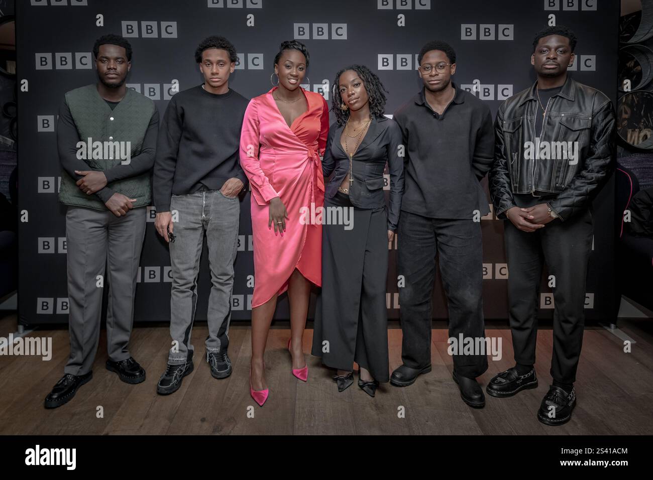 London, Großbritannien. Januar 2025. (L-R) Josh Tedeku, Sekou Diaby, Remel London, Jodie Campbell, Myles Kamwendo und Aruna Jalloh nehmen an dem Fotogespräch „Boarders“ im Ham Yard Hotel Teil, um den Start der zweiten Serie des BBC Three Comedy Dramas zu feiern. „Boarders“ folgt fünf talentierten schwarzen Teenagern in der Innenstadt (Jaheim, Leah, Toby, Omar und Femi), die in eine fremde Welt – ein britisches Internat – transportiert wurden, nachdem sie Stipendien für das renommierte St. Gilbert’s erhalten hatten Guy Corbishley/EMPICS/Alamy Live News Stockfoto