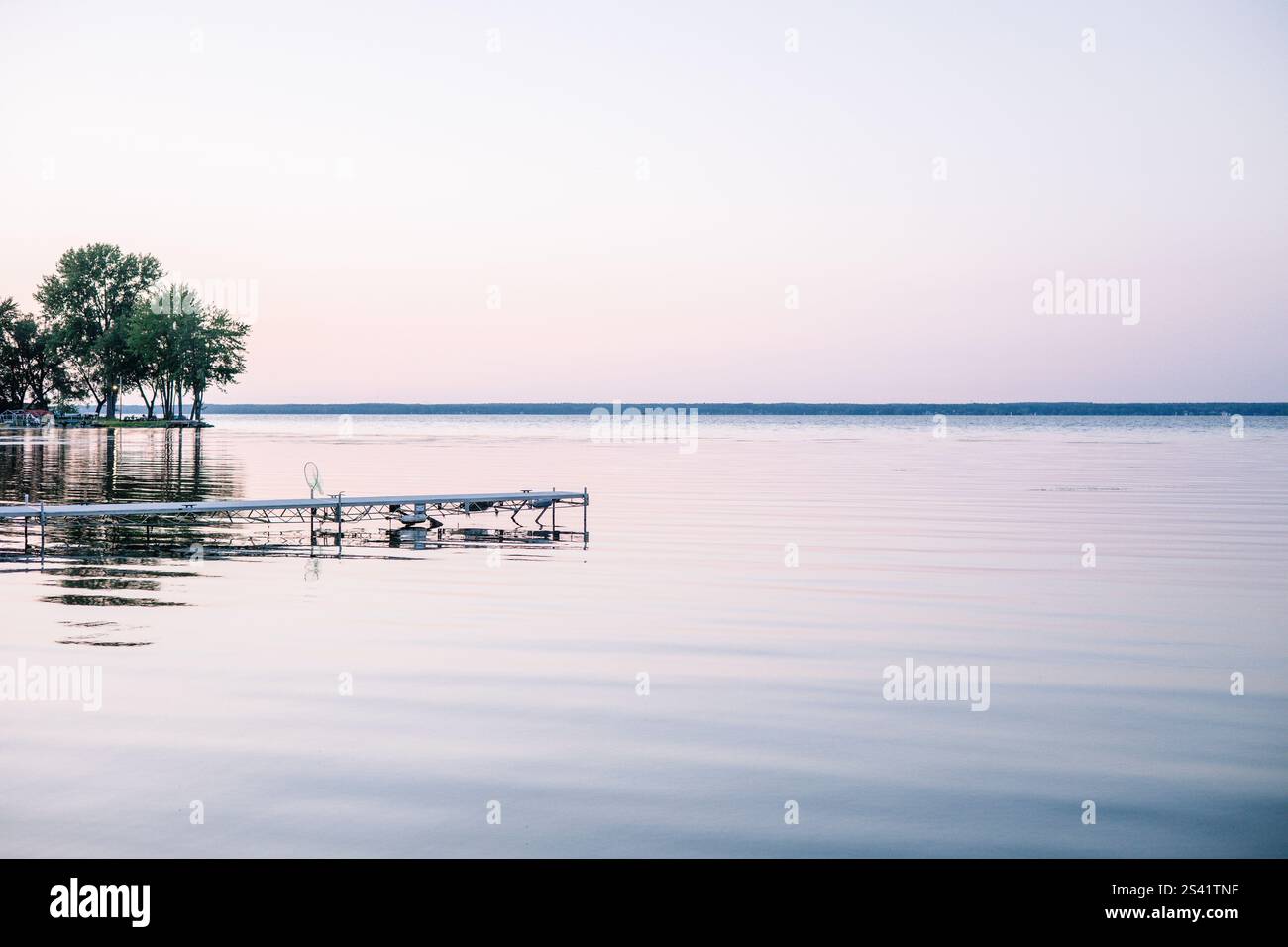 Ein violetter Sonnenuntergang am Ufer des Oneida Lake. Stockfoto