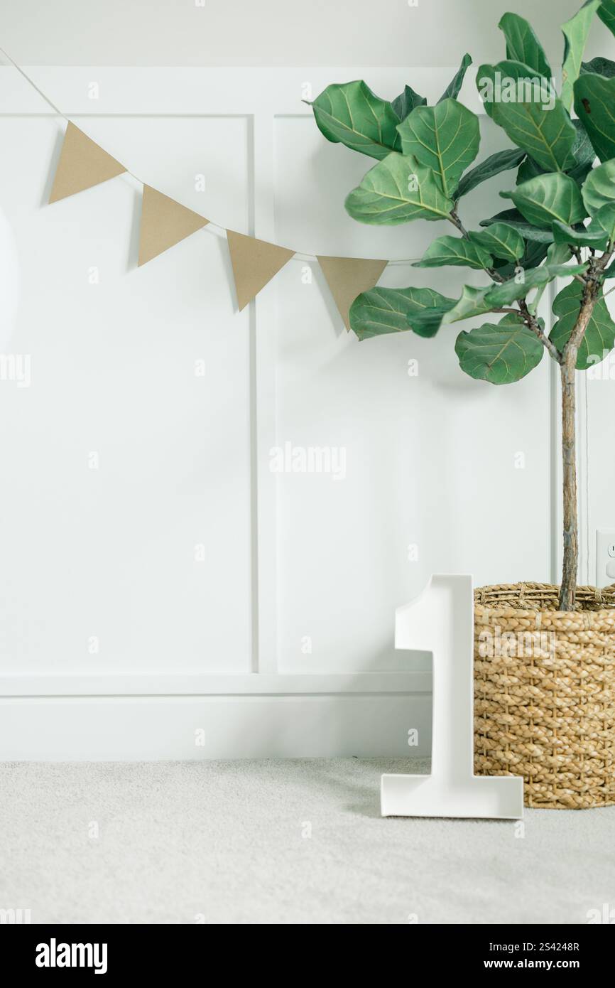 Minimalistische Einrichtung zum ersten Geburtstag mit Grün und neutraler Einrichtung. Stockfoto