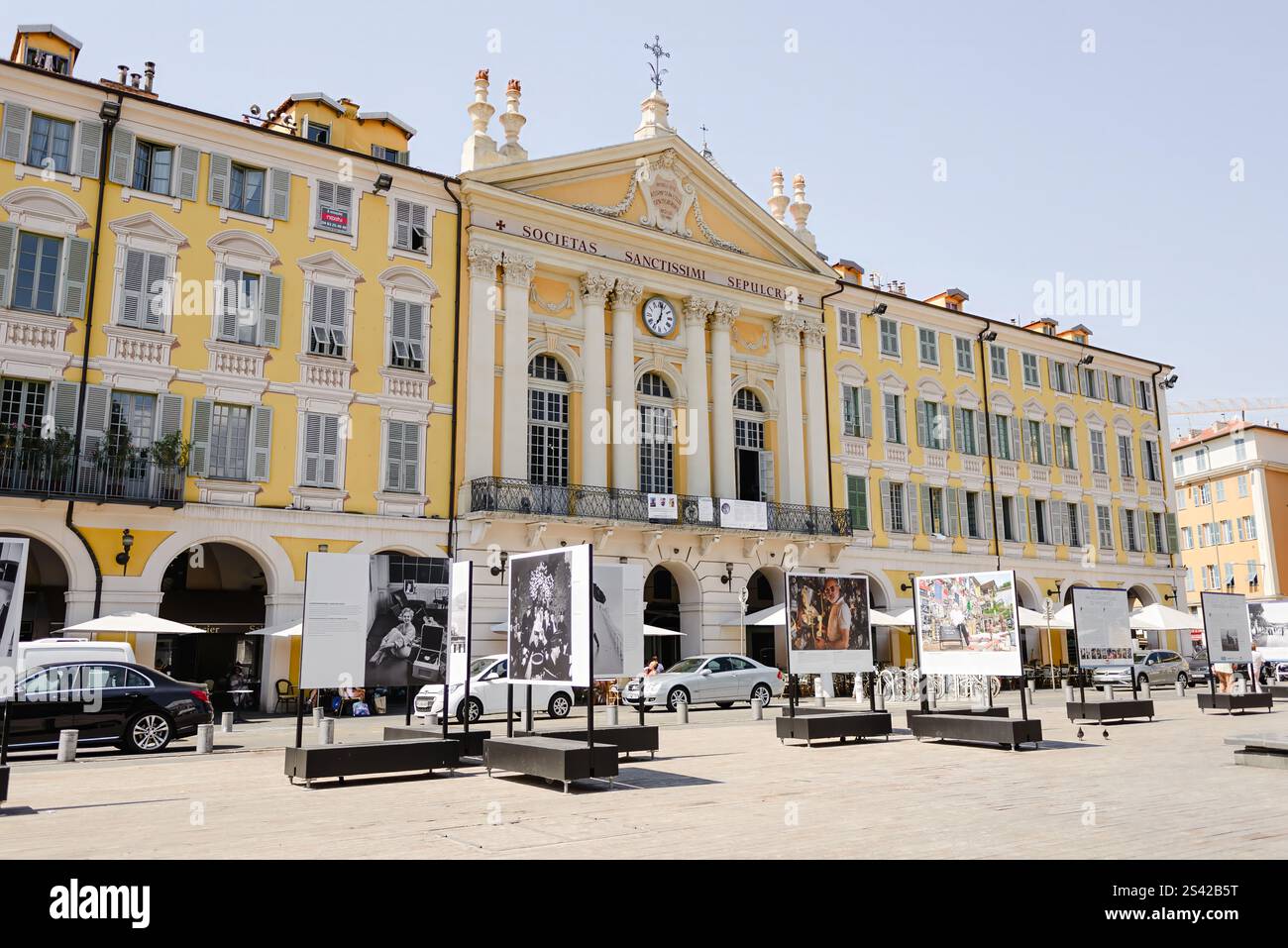 Fotoausstellung im Freien am Place du Palais, Nizza, Frankreich Stockfoto