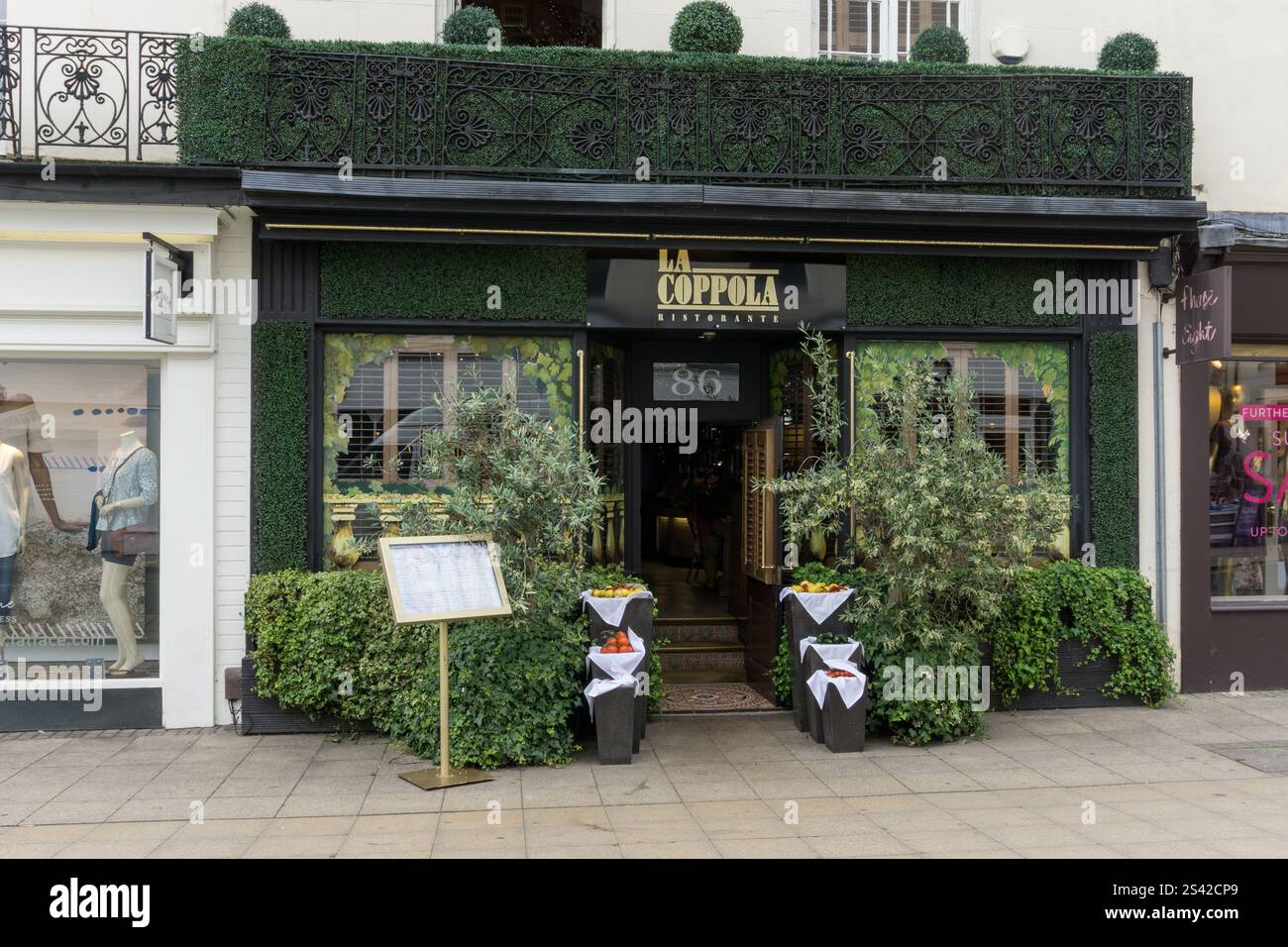 Fassade des La Coppola ein italienisches Restaurant mit mediterraner Einrichtung, Leamington Spa, Warwickshire, Großbritannien Stockfoto