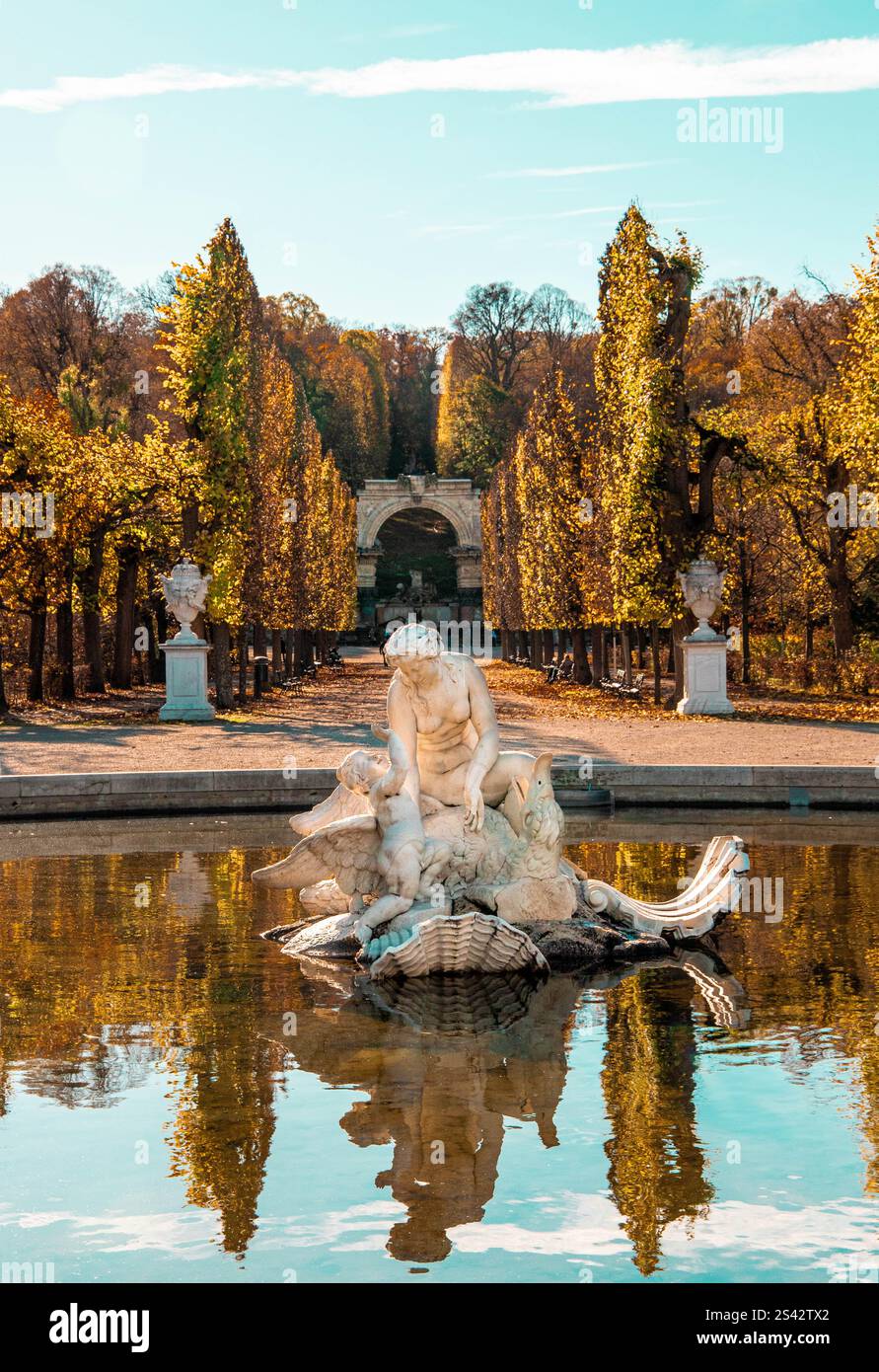 Statue spiegelt sich im Wasser Stockfoto