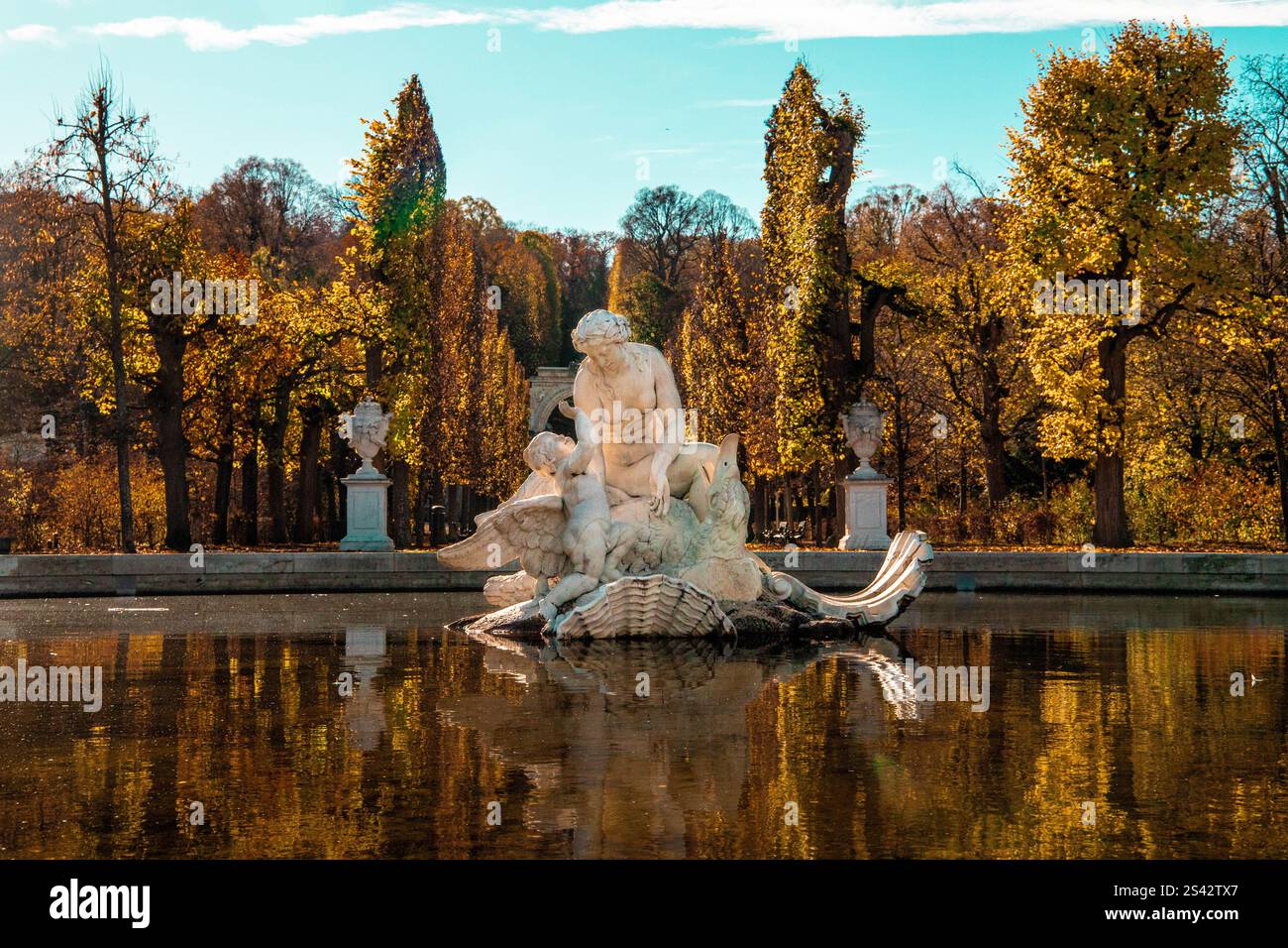 Statue spiegelt sich im Wasser Stockfoto