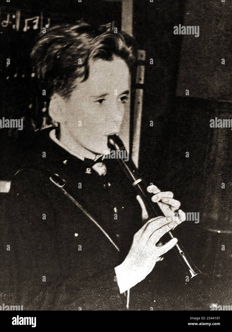 Deutschland 1940er Jahre - Ein Mitglied der Nazi - Jugend alias Hitlerjugend spielt Musik auf einer Flöte oder Blockflöte --- Stockfoto