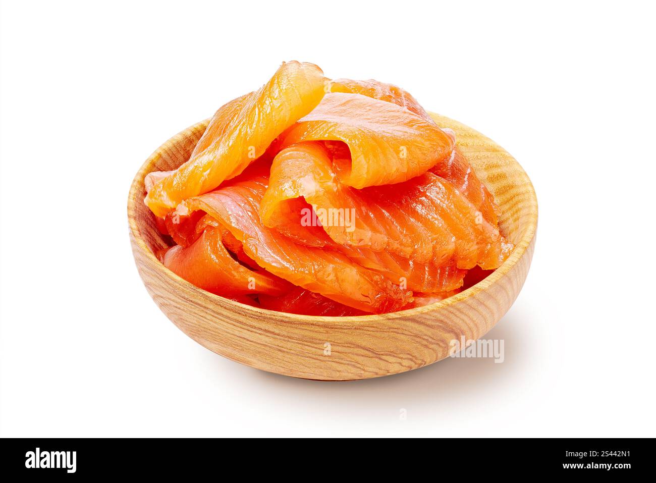 Schüssel mit dünnen, gesalzenen Lachsscheiben isoliert, rotem Fisch, Forellenfleischstücken auf weißem Hintergrund Stockfoto
