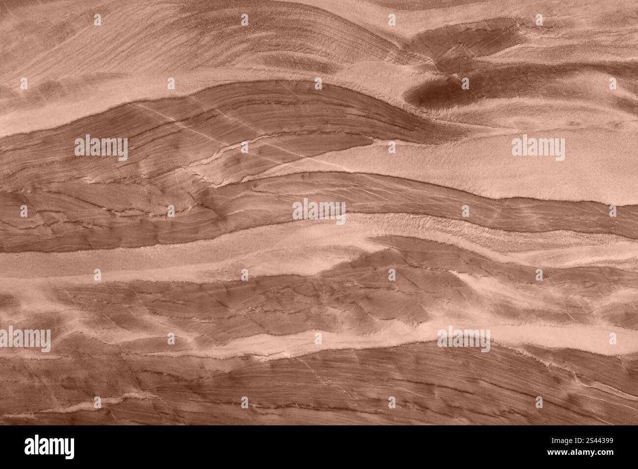Hochauflösende Quarzitsteinoberfläche in erdfarbener Mokka-Mousse-Farbe, perfekt für Design. Stockfoto