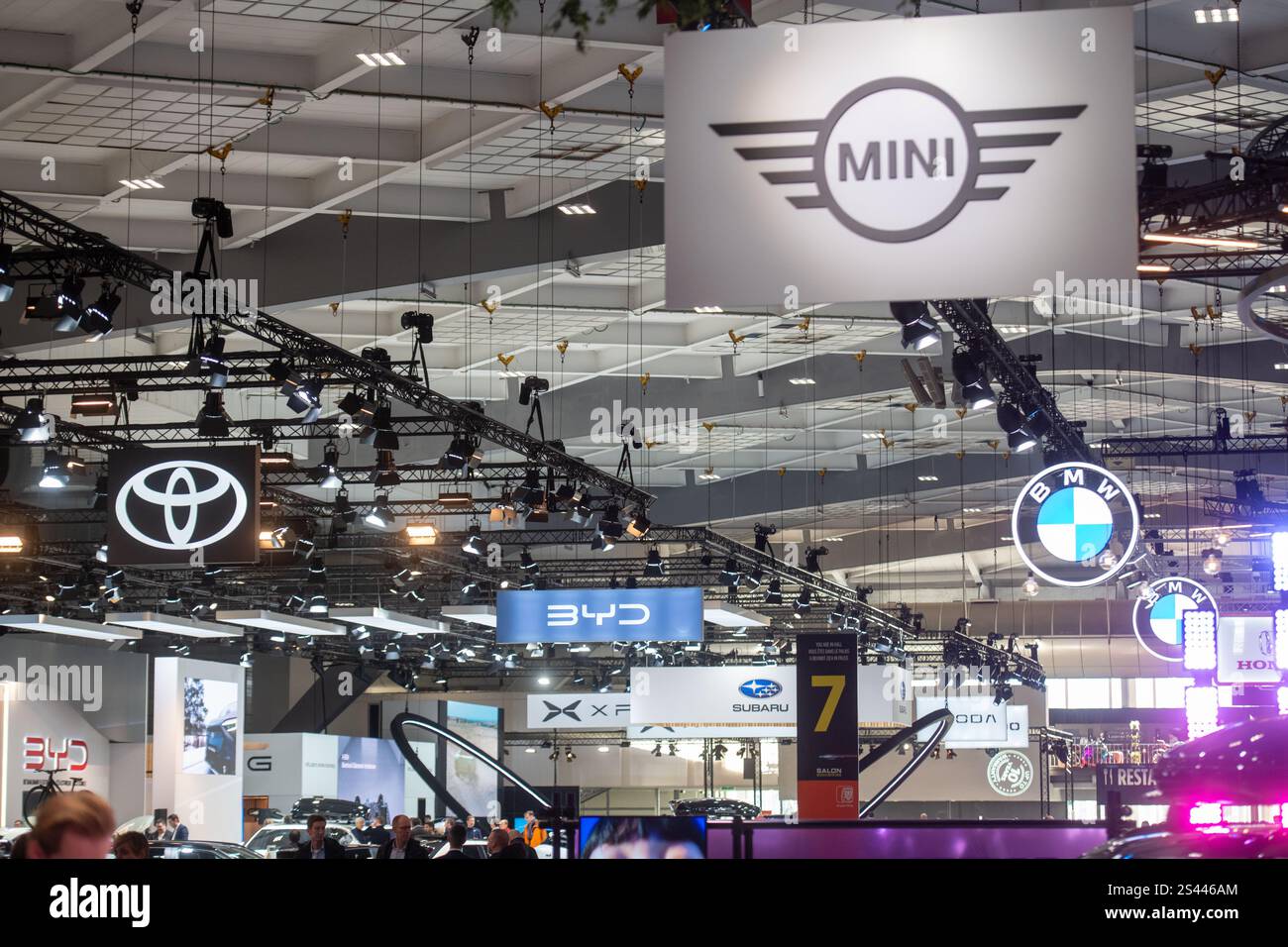 Brüssel, Belgien Januar 2025. Die Logos der Automobilhersteller sind während des Pressetages zur Eröffnung der 101. Ausgabe der Brüsseler Automobilausstellung auf der Messe Brüssel am Freitag, den 10. Januar 2025, in Brüssel zu sehen. Die Brussels Motors Show ist vom 10. Bis 19. Januar 2025 für die Öffentlichkeit geöffnet. BELGA PHOTO JONAS ROOSENS Credit: Belga News Agency/Alamy Live News Stockfoto