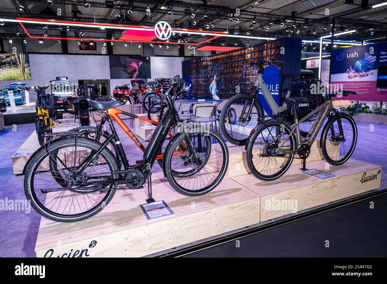 Brüssel, Belgien Januar 2025. Am Lucien-Stand werden Elektrofahrräder während des Pressetages zur Eröffnung der 101. Ausgabe der Brüsseler Automobilausstellung am Freitag, den 10. Januar 2025, in Brüssel auf der Expo in Brüssel gesehen. Die Brussels Motors Show ist vom 10. Bis 19. Januar 2025 für die Öffentlichkeit geöffnet. BELGA PHOTO JONAS ROOSENS Credit: Belga News Agency/Alamy Live News Stockfoto