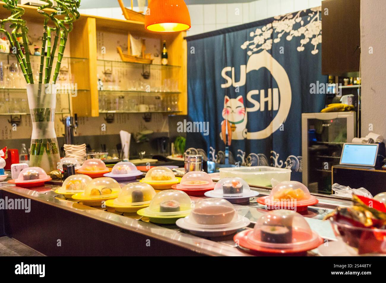 Geschirr auf einem Förderband, Fuji Sushi Bar Trier, Rheinland-Pfalz, Deutschland Stockfoto