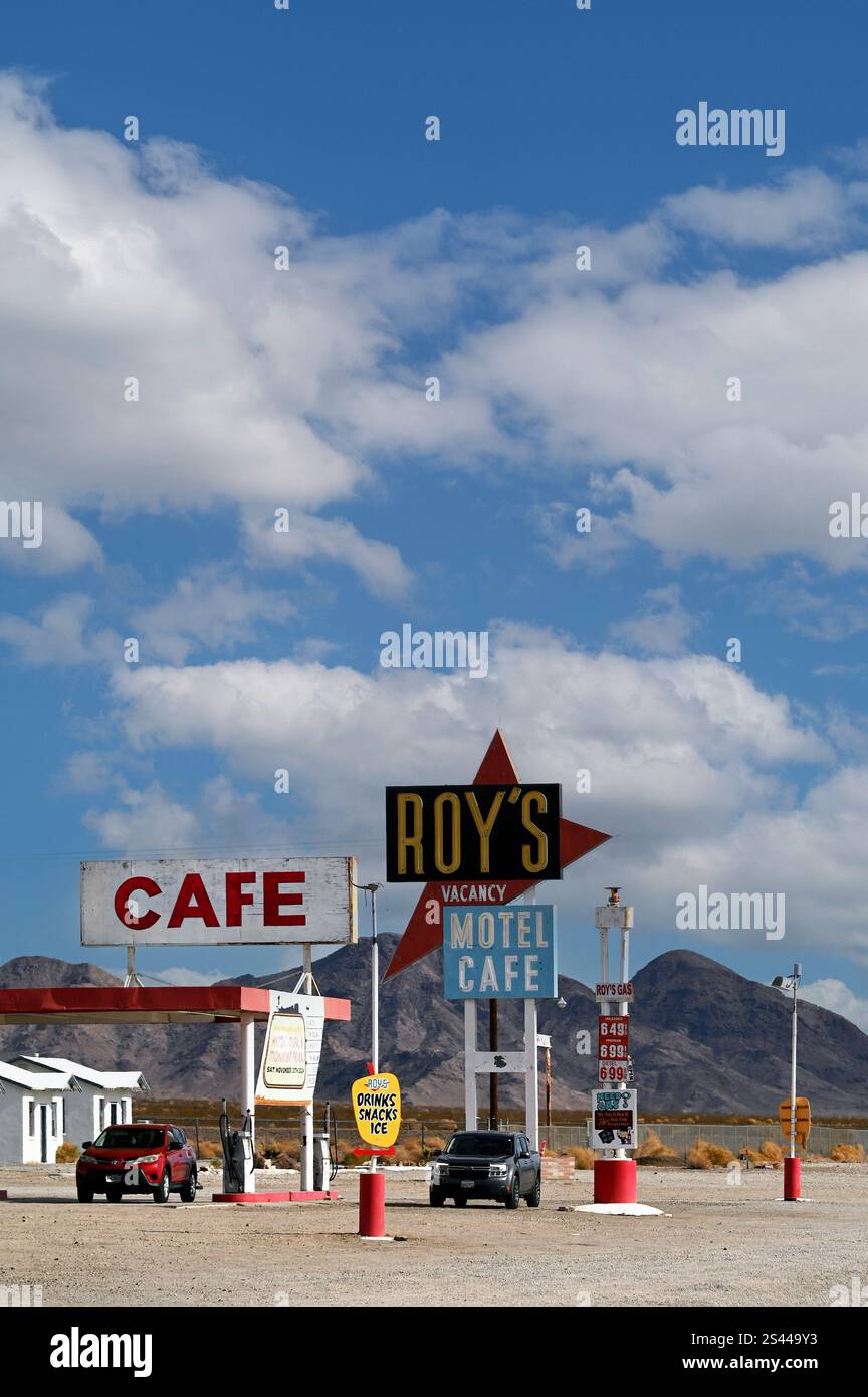 Tankstelle, Souvenirladen und Touristenattraktion ãRoy's Motel & CafeÒ an der Route 66, Amboy, Kalifornien, USA Stockfoto