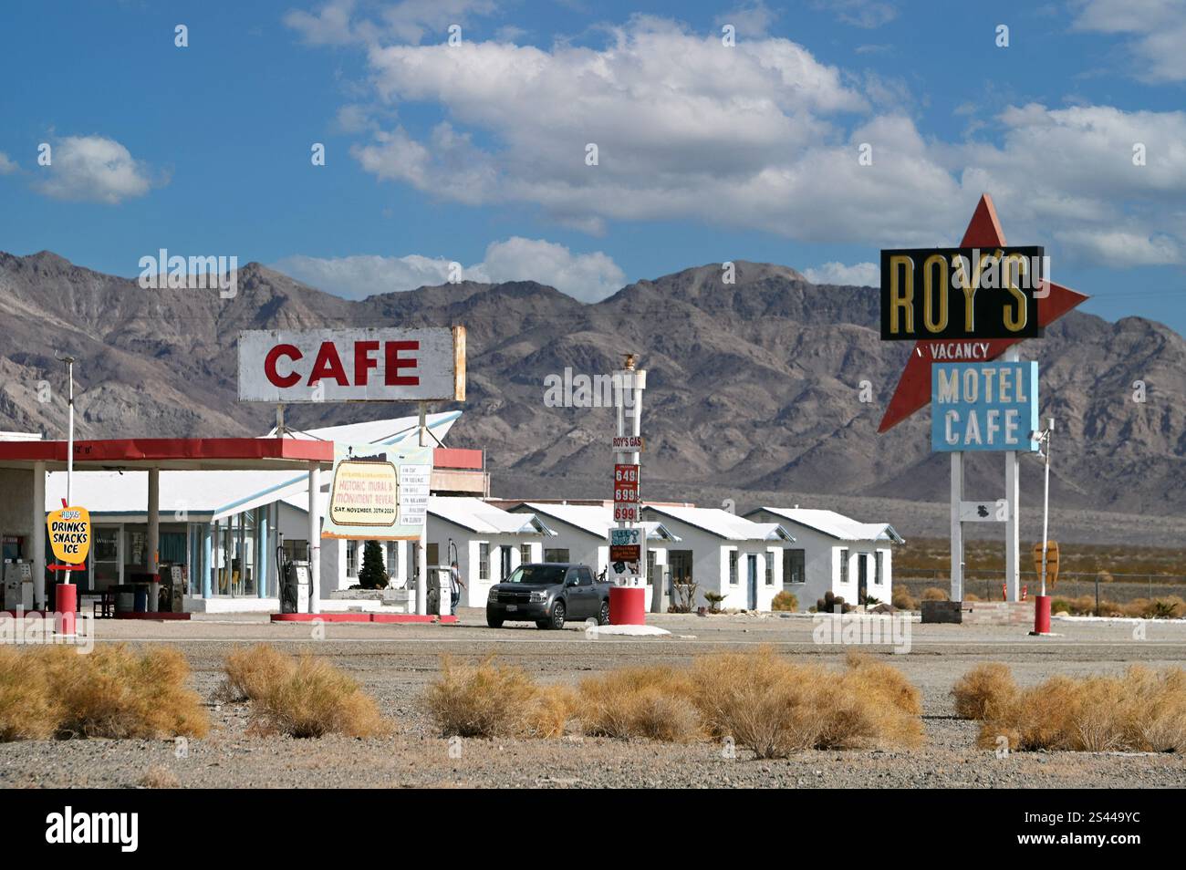 Tankstelle, Souvenirladen und Touristenattraktion ãRoy's Motel & CafeÒ an der Route 66, Amboy, Kalifornien, USA Stockfoto