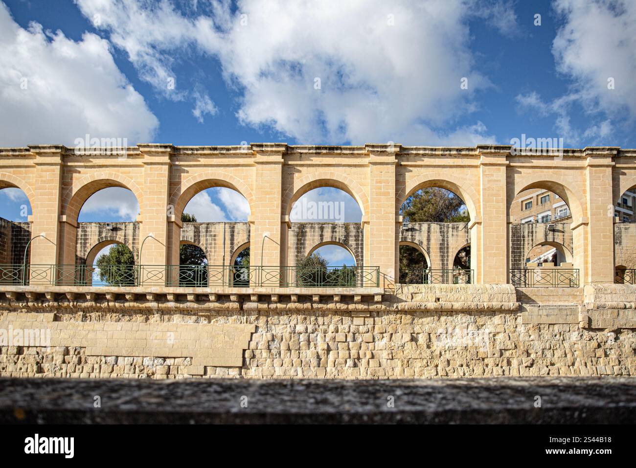 Upper Barrakka Gardens Arches: Ein Fenster in Maltas historische Seele Stockfoto