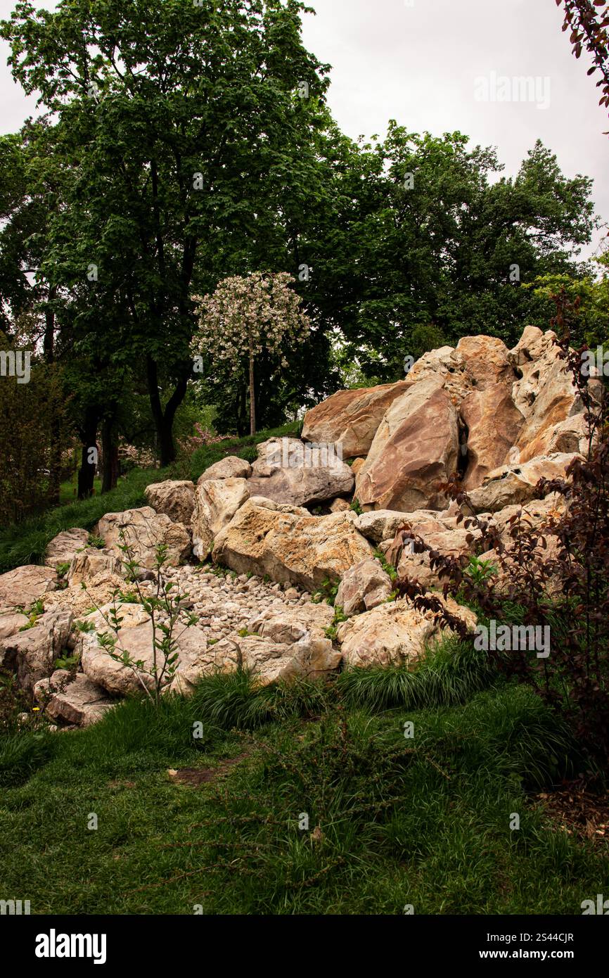 Ein ruhiger Garten im japanischen Stil mit traditionellen Elementen wie Sakura-Baum, Steinpfaden und Zierpflanzen schafft eine friedliche und harmonische Atmosphäre Stockfoto