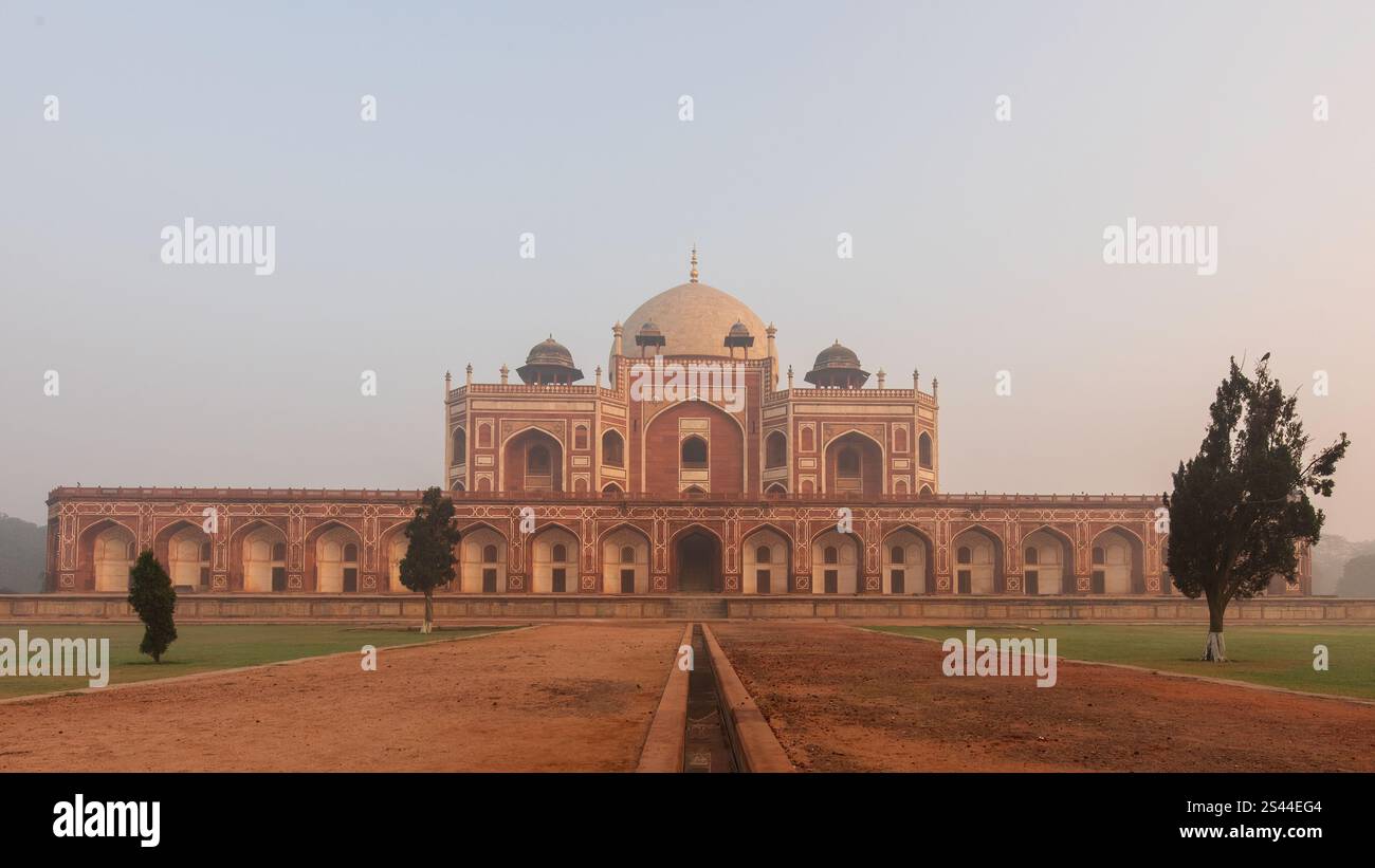 Humayun-Grab an einem nebligen Morgen nach Sonnenaufgang. Es ist ein Mausoleum, das 1560 vom Mogulkaiser Akbar erbaut wurde und zum UNESCO-Weltkulturerbe gehört. Stockfoto Humayun-Grab an einem nebligen Morgen nach Sonnenaufgang. Es ist ein Mausoleum, das 1560 vom Mogulkaiser Akbar erbaut wurde und zum UNESCO-Weltkulturerbe gehört. Stockfoto