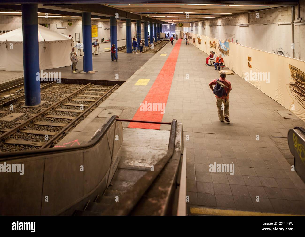Kulturbahnhof, Ausstellungsfläche an der ehemaligen U-Bahnstation der Kasseler Straßenbahn, documenta 14 Ausstellung, 2017, Kassel, Stockfoto