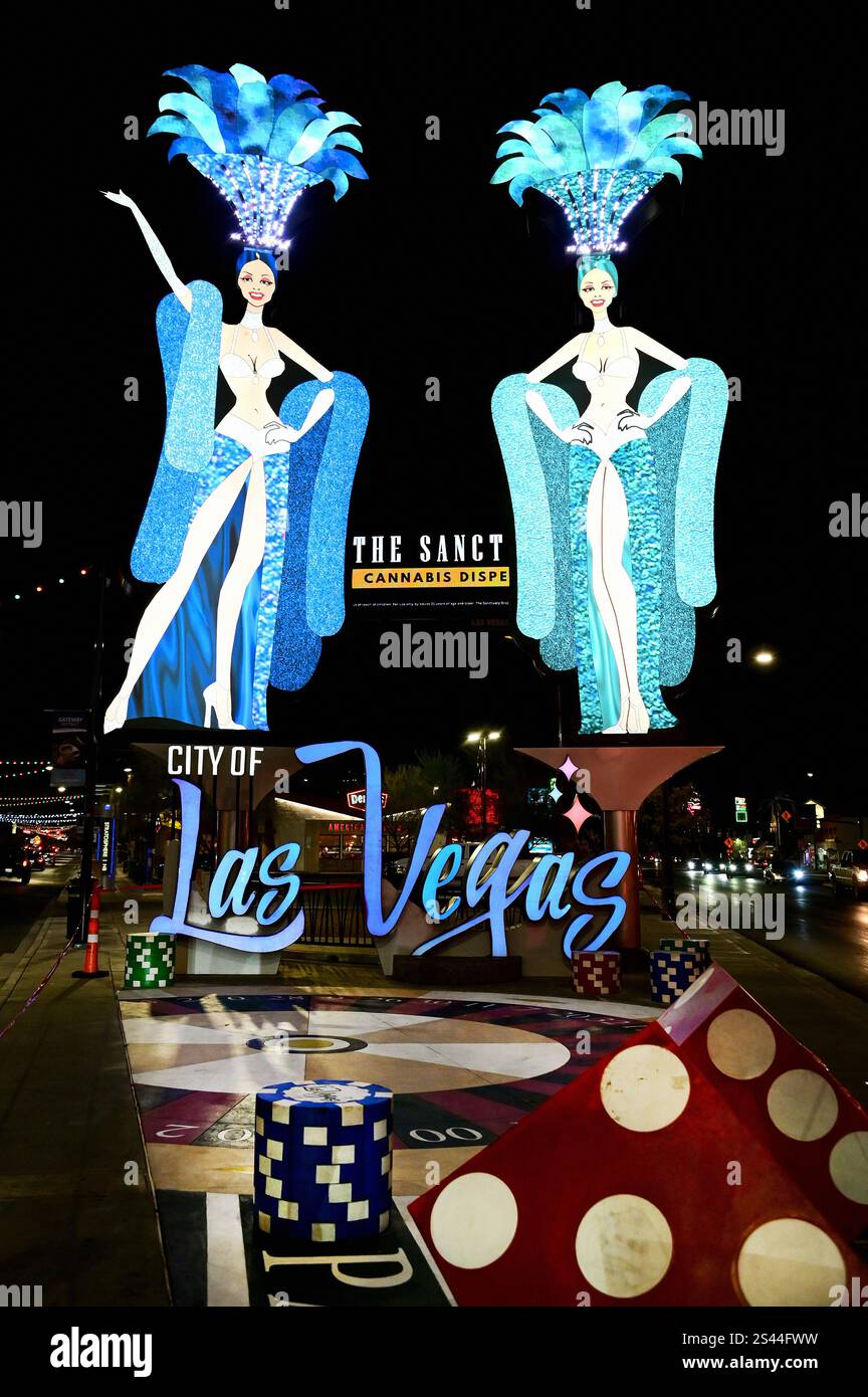 Neonfiguren vor dem Strat Hotel, Las Vegas, Nevada, USA Stockfoto