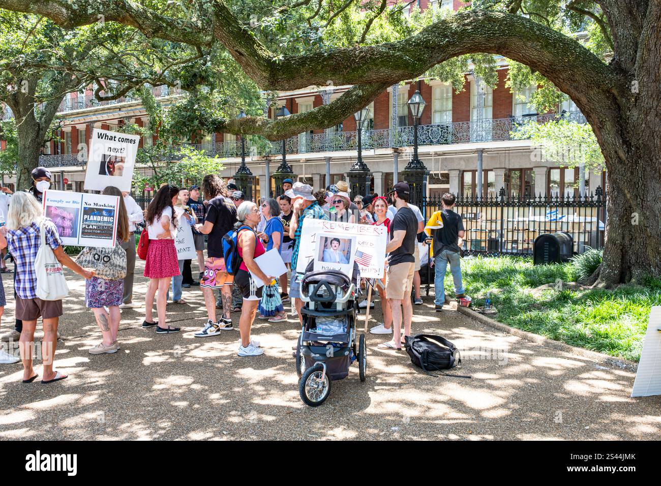 New Orleans, LA, USA – 22. August 2021: Anti-Masken- und Anti-vax-Demonstranten versammelten sich auf dem Jackson Square, um sich während der covid-Pandemie gegen die Mandate der Stadt zu wehren Stockfoto