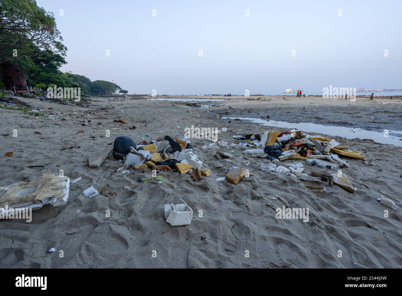 Sea Beach voller Müll und Abfall - Fort Kochi, Kerala Stockfoto