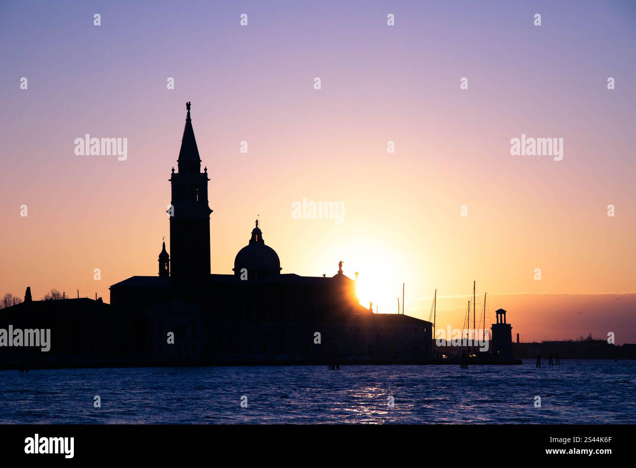Blick auf den Markusplatz von einem Boot bei Sonnenuntergang Stockfoto