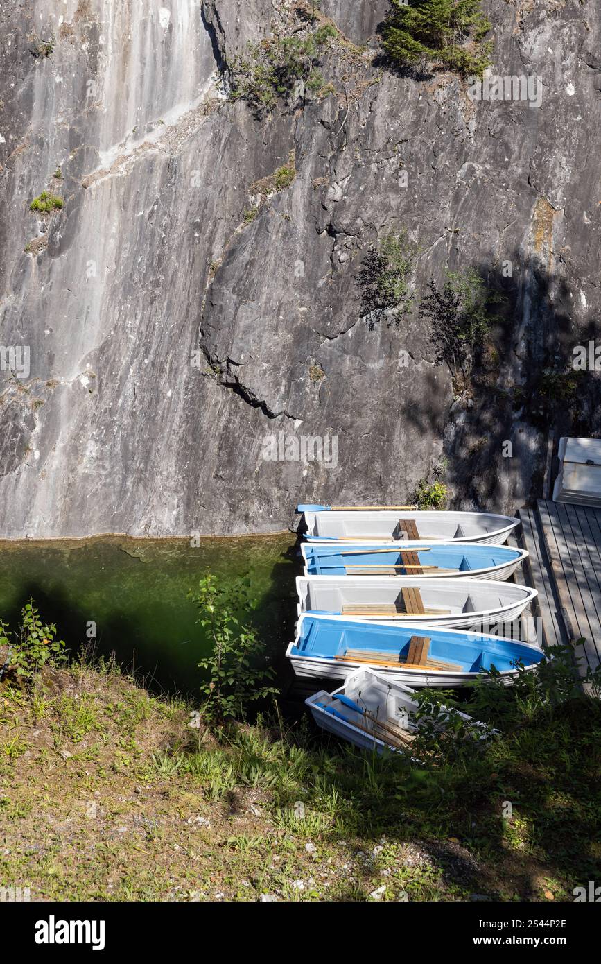 Ruderboote werden an der Küste des ehemaligen Marmorbruchs vermietet, der mit Grundwasser gefüllt ist. Ruskeala, Republik Karelien, Russland Stockfoto