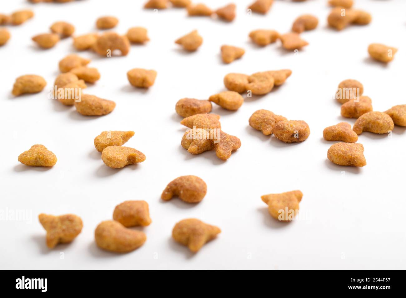 Trockenes Katzenfutter isoliert auf weißem Hintergrund. Futterhaufen. Trockenfutter für Haustiere Stockfoto