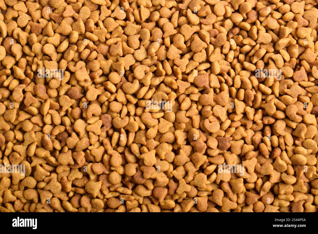 Textur von Heimtierfutter. Trockenfutter Für Katzen. Haufen von Tierfutter. Hintergrund für Trockenfutter Stockfoto