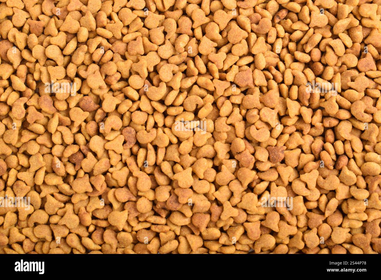 Textur von Heimtierfutter. Trockenfutter Für Katzen. Haufen von Tierfutter. Hintergrund für Trockenfutter Stockfoto