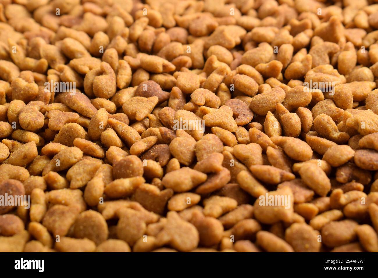 Textur von Heimtierfutter. Trockenfutter Für Katzen. Haufen von Tierfutter. Hintergrund für Trockenfutter Stockfoto