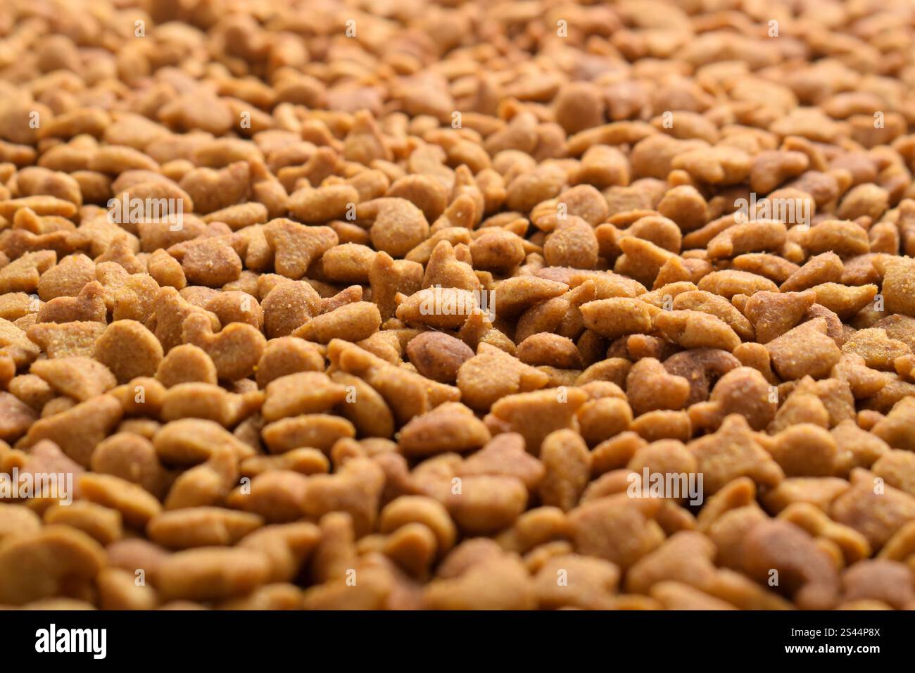 Textur von Heimtierfutter. Trockenfutter Für Katzen. Haufen von Tierfutter. Hintergrund für Trockenfutter Stockfoto