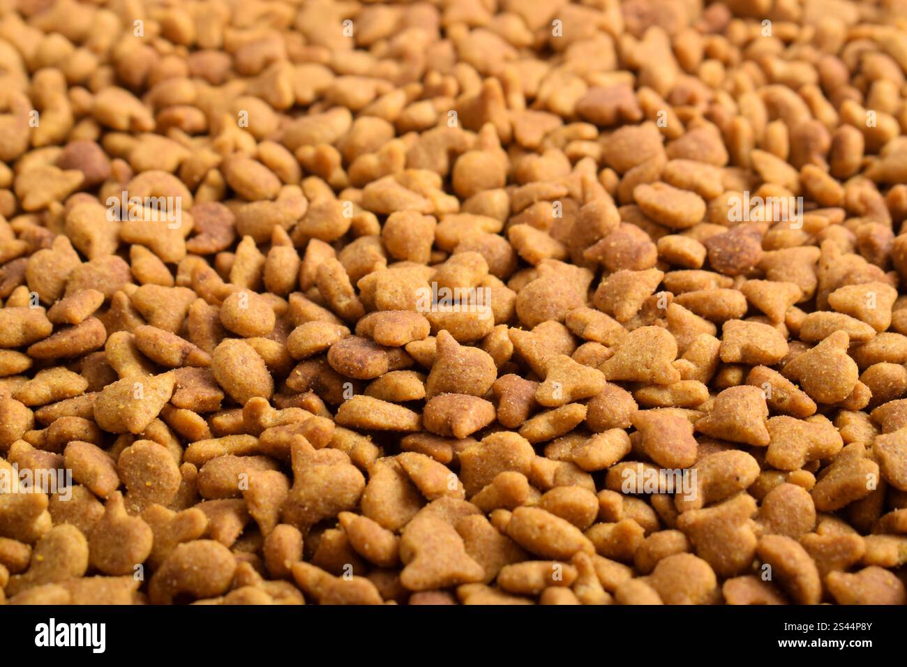 Textur von Heimtierfutter. Trockenfutter Für Katzen. Haufen von Tierfutter. Hintergrund für Trockenfutter Stockfoto