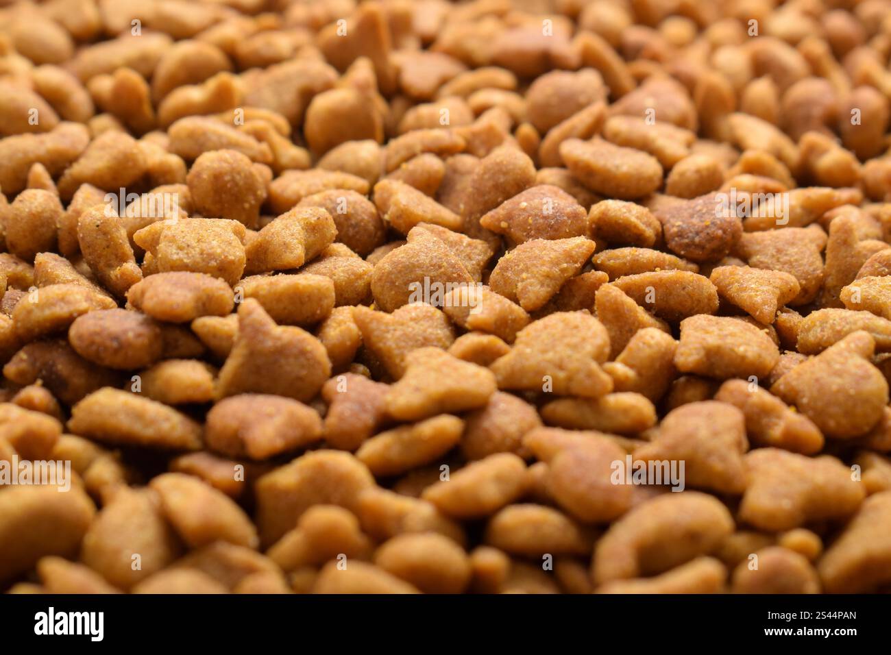 Textur von Heimtierfutter. Trockenfutter Für Katzen. Haufen von Tierfutter. Hintergrund für Trockenfutter Stockfoto