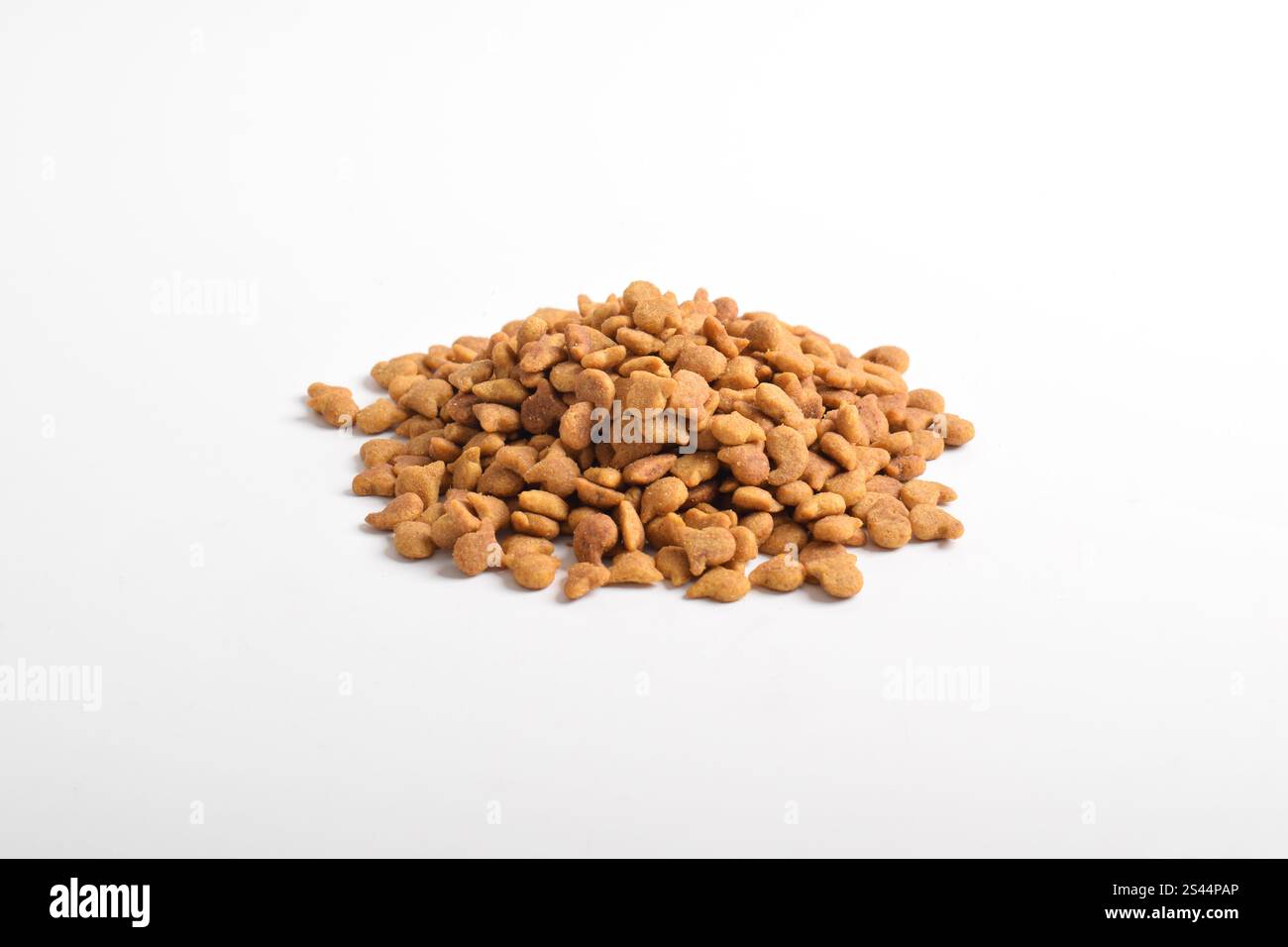 Trockenes Katzenfutter isoliert auf weißem Hintergrund. Futterhaufen. Trockenfutter für Haustiere Stockfoto