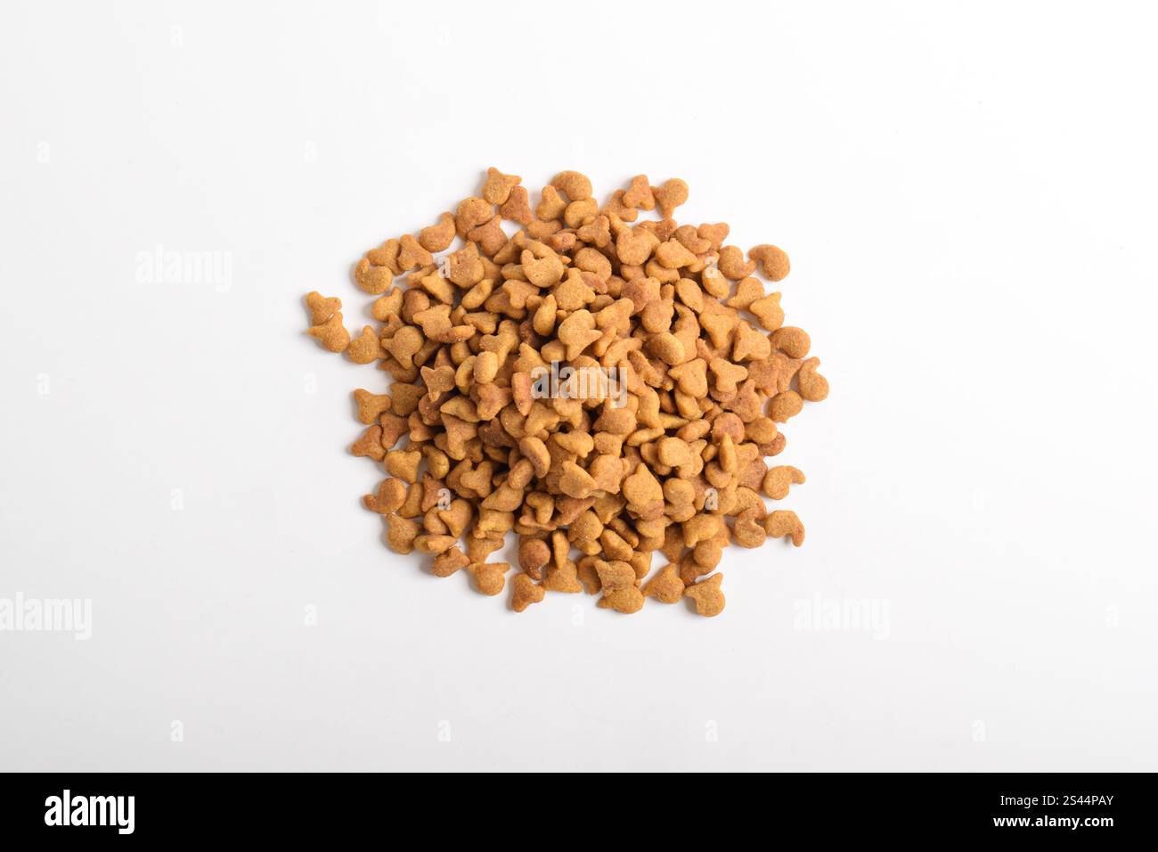 Trockenes Katzenfutter isoliert auf weißem Hintergrund. Futterhaufen. Trockenfutter für Haustiere Stockfoto