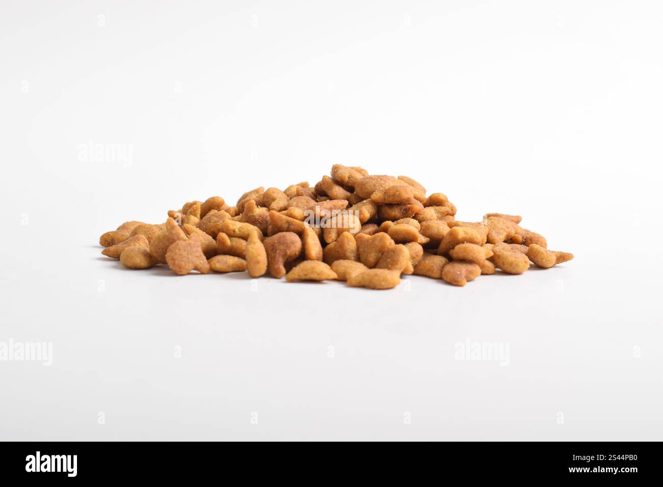 Trockenes Katzenfutter isoliert auf weißem Hintergrund. Futterhaufen. Trockenfutter für Haustiere Stockfoto