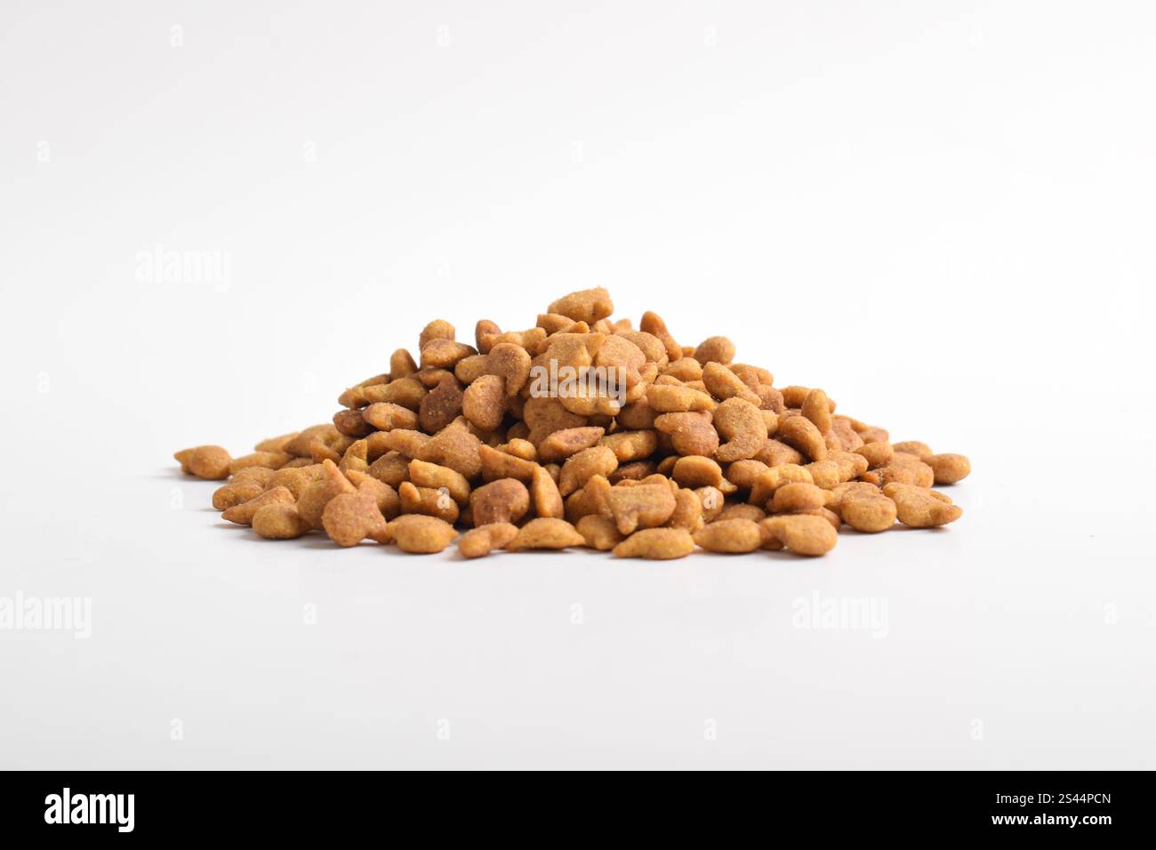 Trockenes Katzenfutter isoliert auf weißem Hintergrund. Futterhaufen. Trockenfutter für Haustiere Stockfoto