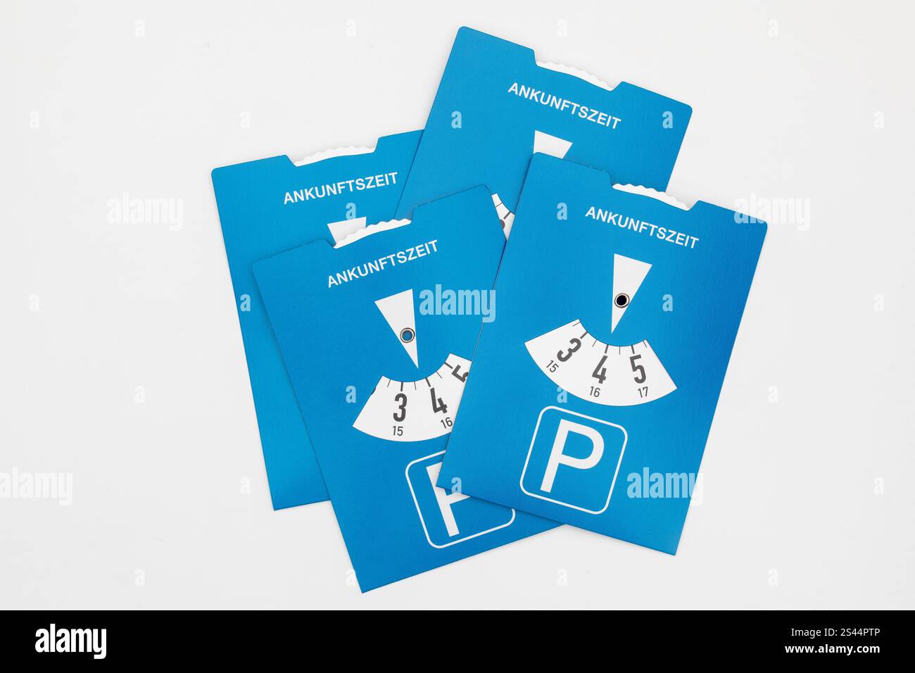 Stapel deutscher blau-weißer Parkscheiben für europäische Parkzonen – „Ankunftszeit“ wird übersetzt „Ankunftszeit“ Stockfoto