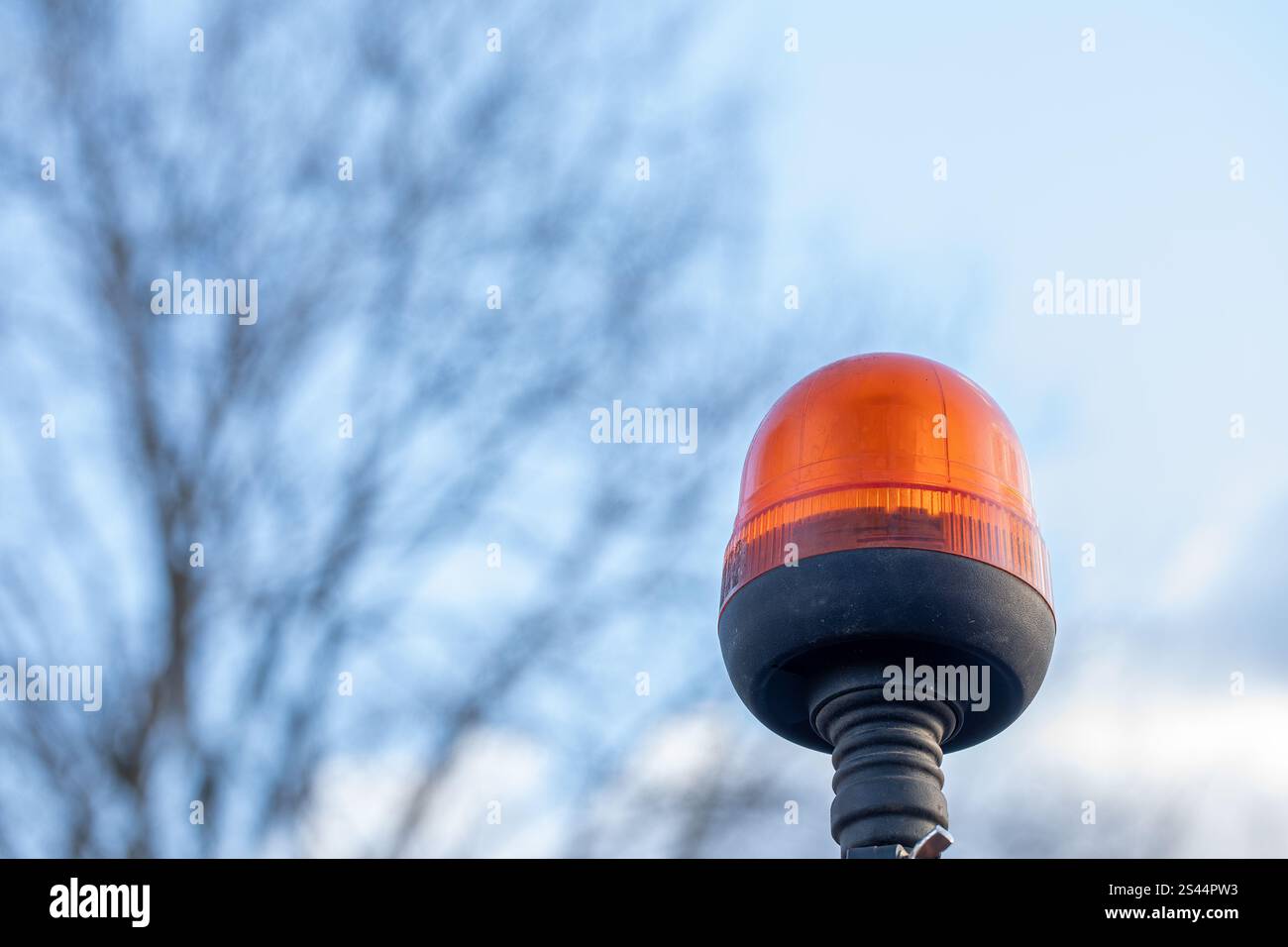 Orangefarbene Warnleuchte am Fahrzeug für Sicherheits- und Notfallzwecke Stockfoto