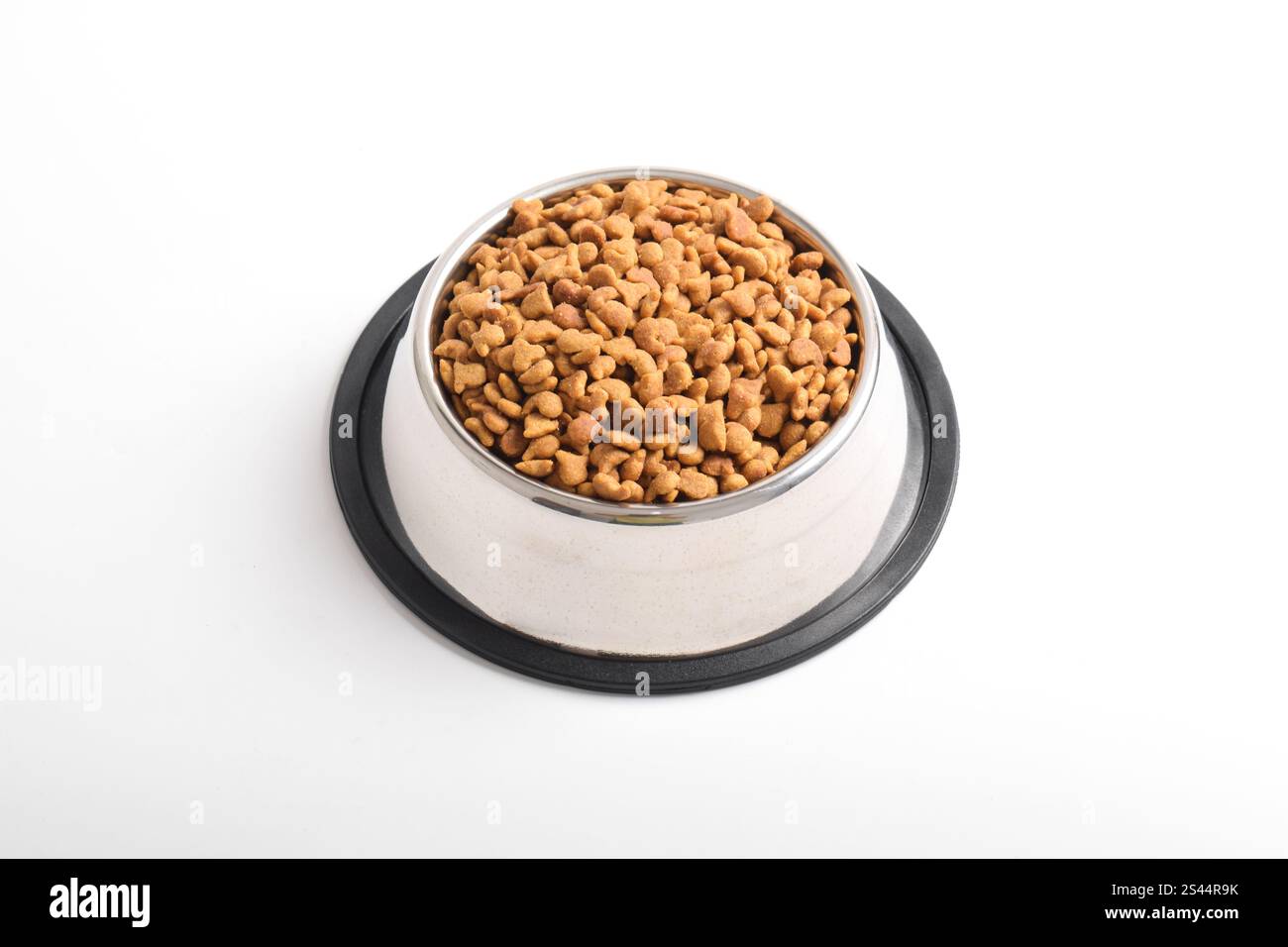 Katzenfutter in Schüssel isoliert auf weißem Hintergrund. Braunes Katzenfutter Stockfoto