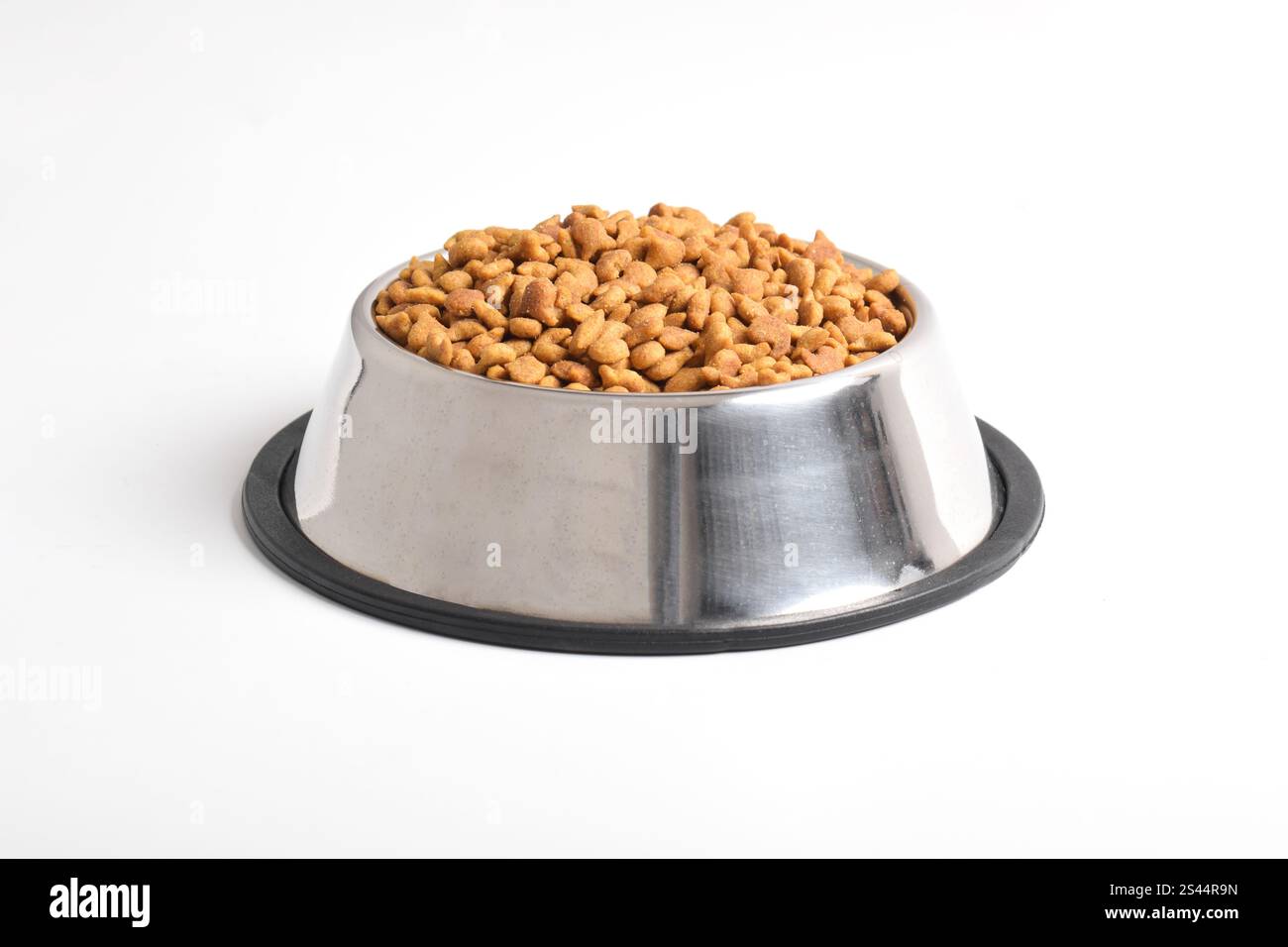 Katzenfutter in Schüssel isoliert auf weißem Hintergrund. Braunes Katzenfutter Stockfoto