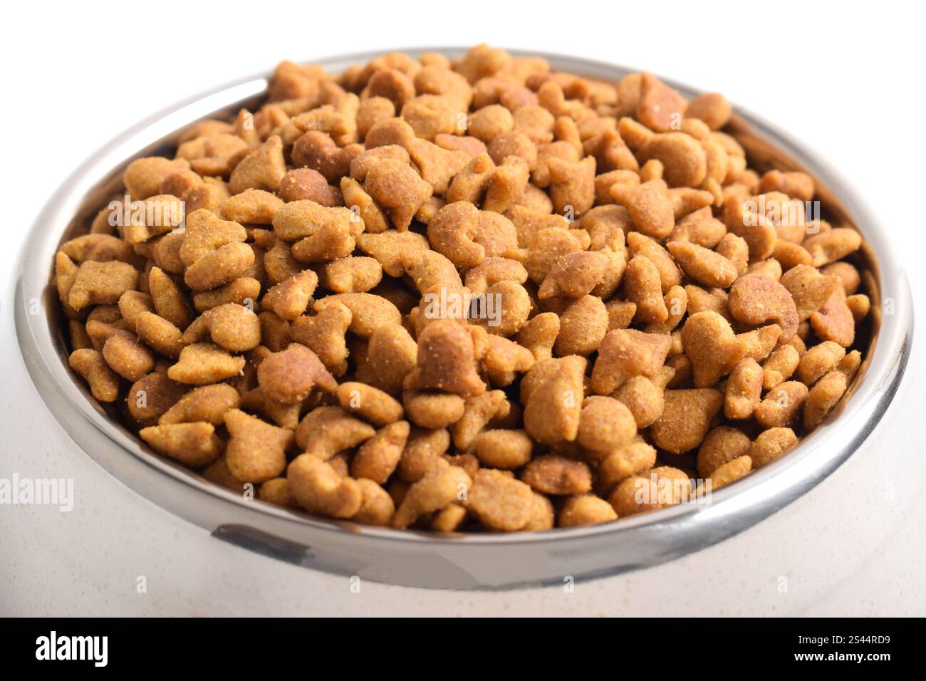 Katzenfutter in Schüssel isoliert auf weißem Hintergrund. Braunes Katzenfutter Stockfoto