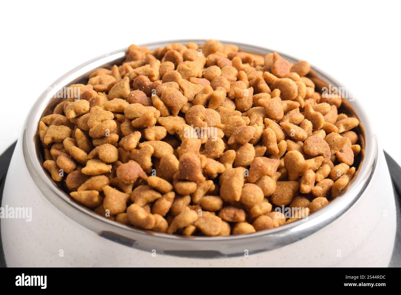 Katzenfutter in Schüssel isoliert auf weißem Hintergrund. Braunes Katzenfutter Stockfoto