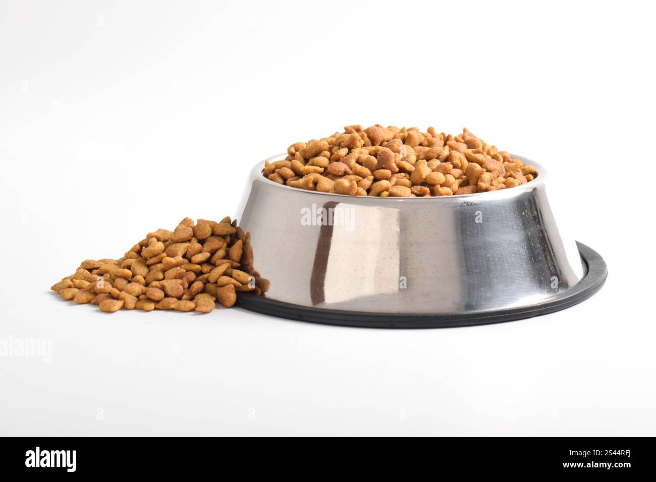 Trockenfutter für Katzen in Schüssel isoliert auf weißem Hintergrund. Braunes Katzenfutter Stockfoto