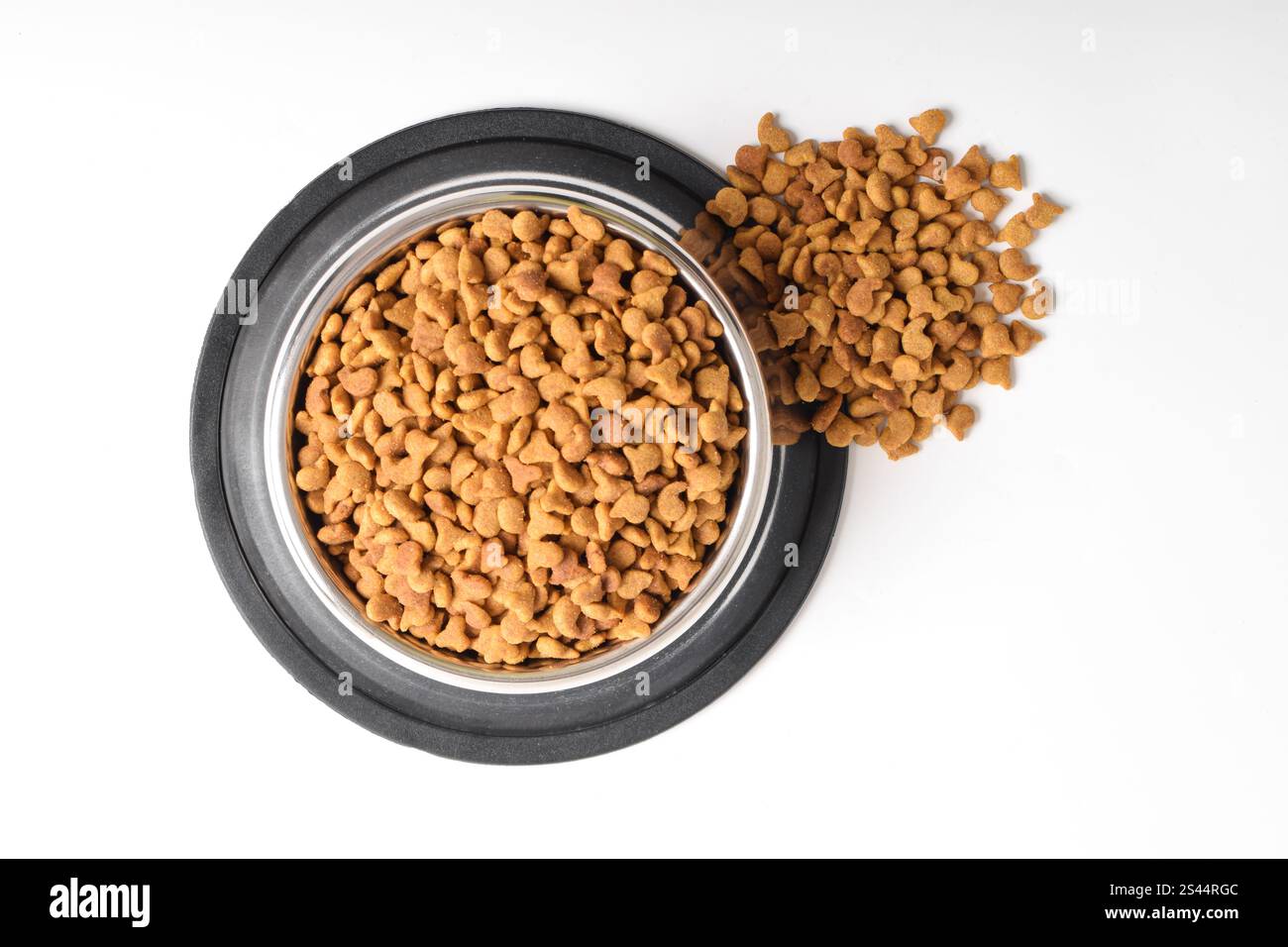 Trockenfutter für Katzen in Schüssel isoliert auf weißem Hintergrund. Braunes Katzenfutter. Flache Lage, Draufsicht Stockfoto