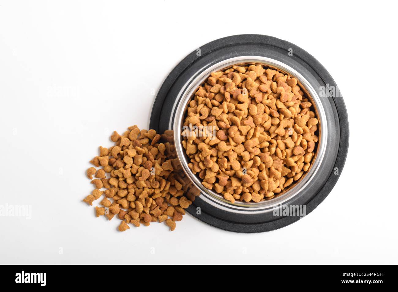 Trockenfutter für Katzen in Schüssel isoliert auf weißem Hintergrund. Braunes Katzenfutter. Flache Lage, Draufsicht Stockfoto