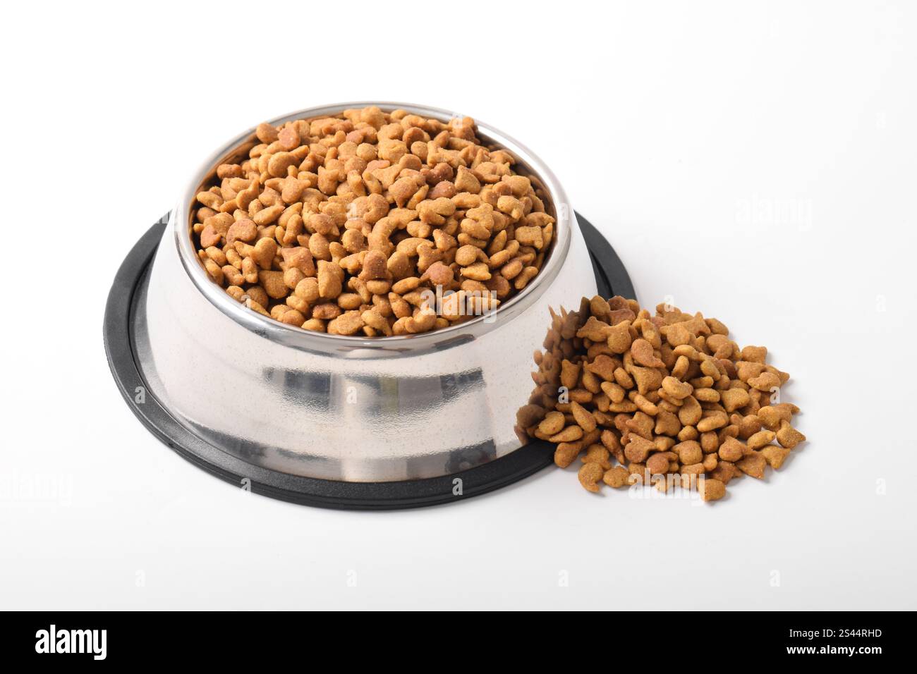 Trockenfutter für Katzen in Schüssel isoliert auf weißem Hintergrund. Braunes Katzenfutter Stockfoto