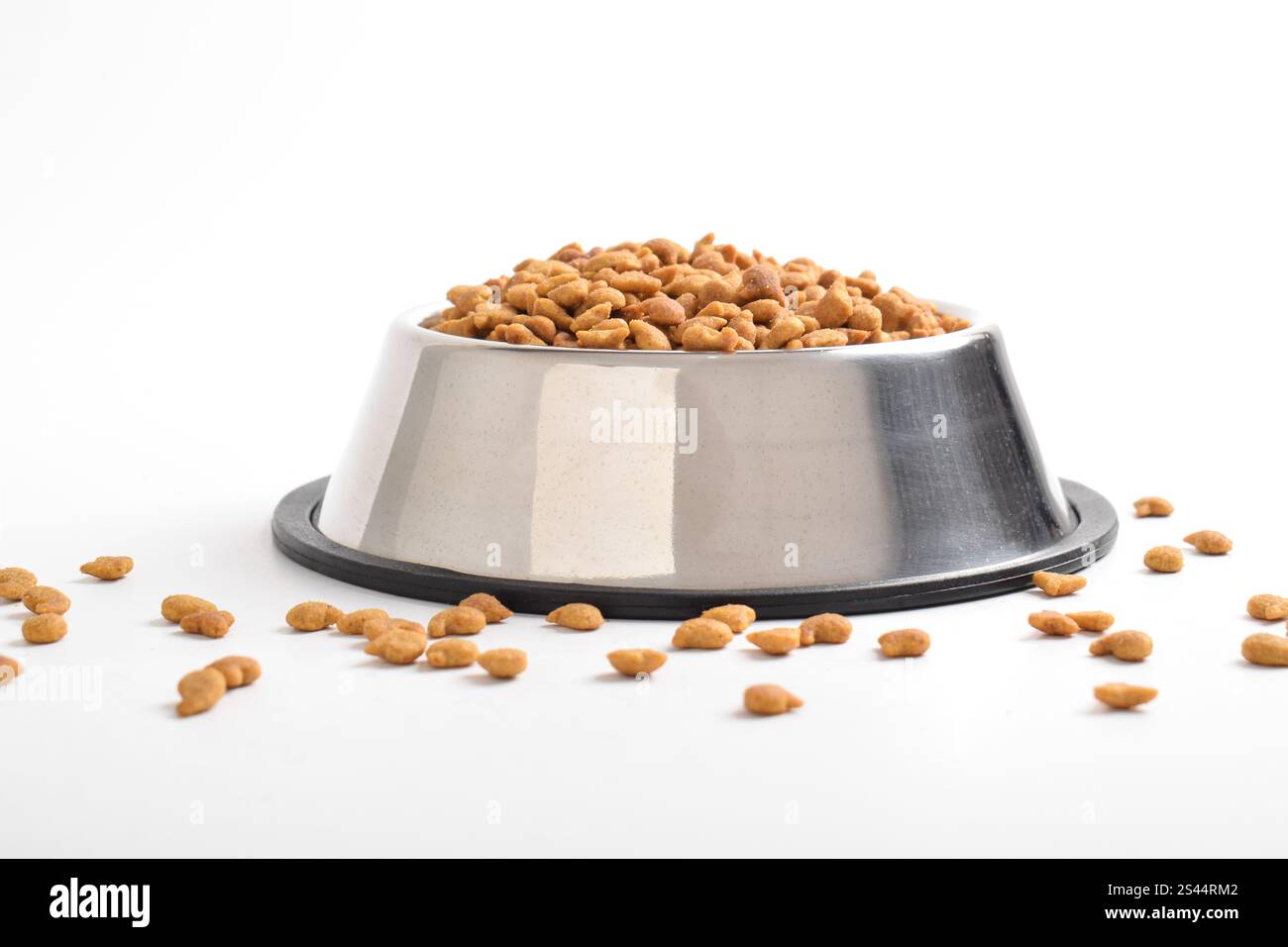 Trockenfutter für Katzen in Schüssel isoliert auf weißem Hintergrund. Schüssel mit trockenem Tierfutter Stockfoto