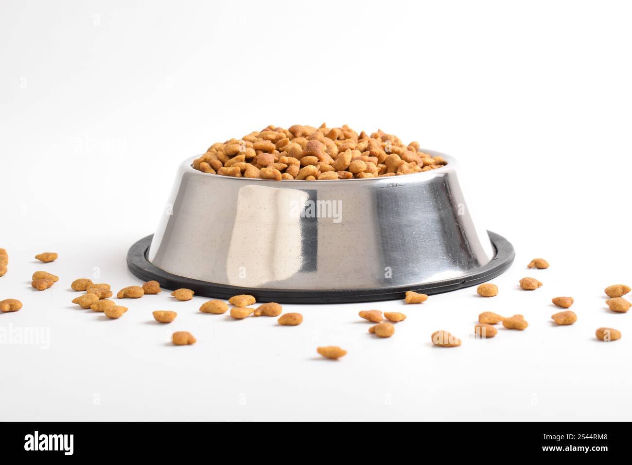 Trockenfutter für Katzen in Schüssel isoliert auf weißem Hintergrund. Schüssel mit trockenem Tierfutter Stockfoto