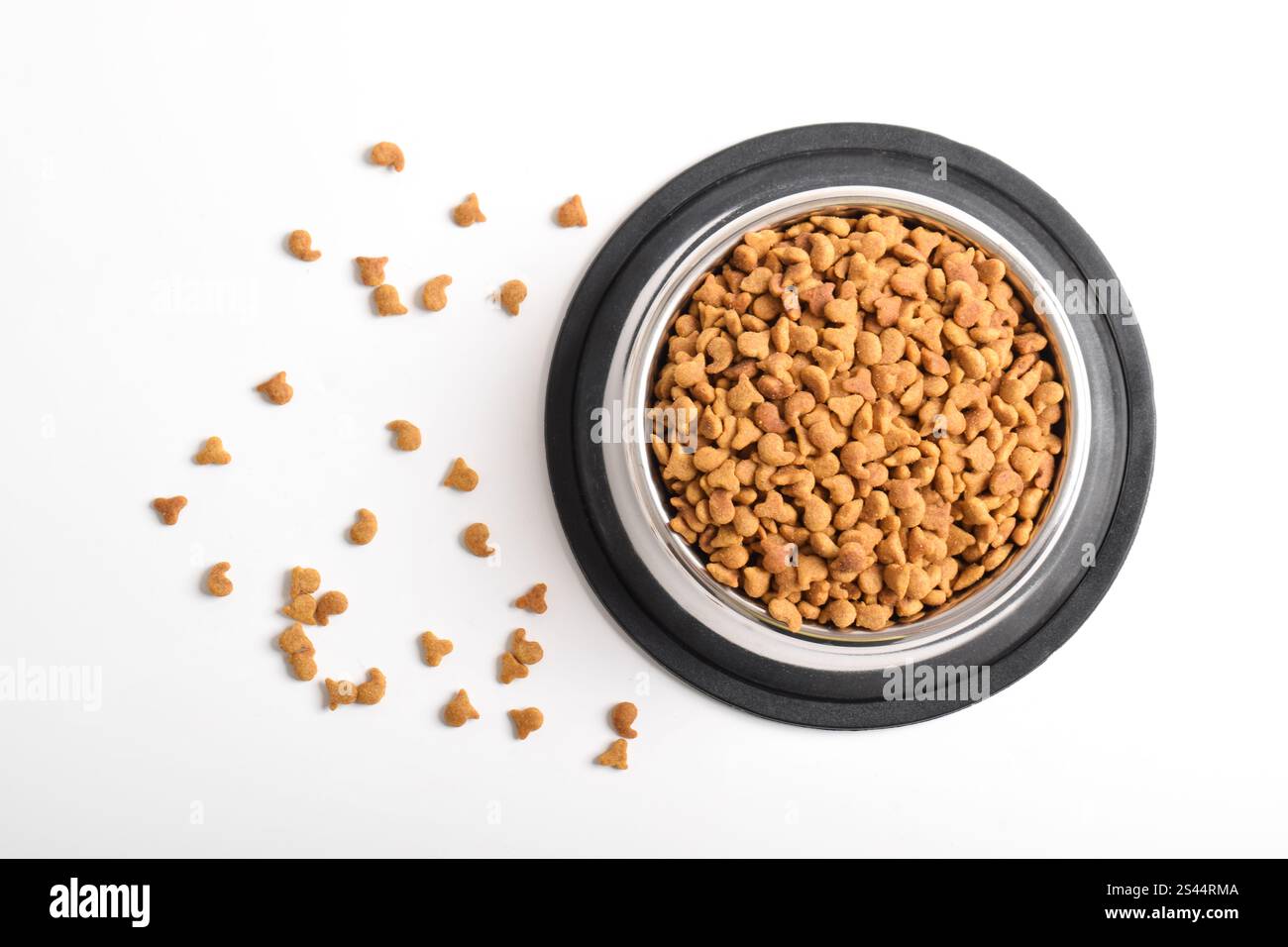 Trockenfutter für Katzen in Schüssel isoliert auf weißem Hintergrund. Schüssel mit trockenem Tierfutter. Draufsicht, flach Stockfoto