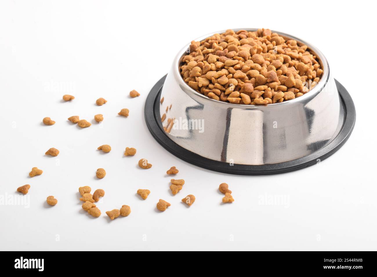 Trockenfutter für Katzen in Schüssel isoliert auf weißem Hintergrund. Schüssel mit trockenem Tierfutter Stockfoto