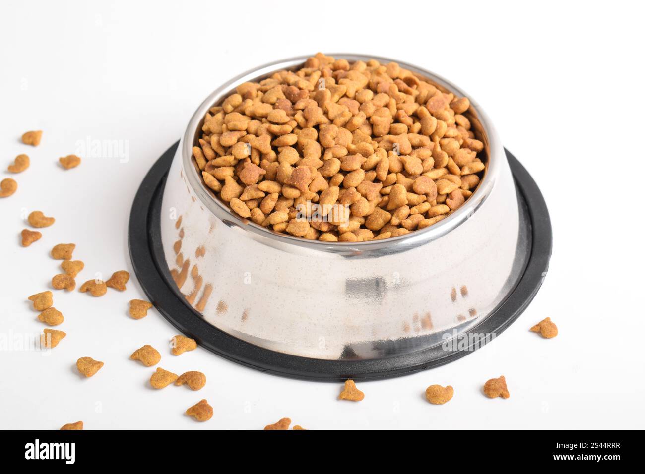 Trockenfutter für Katzen in Schüssel isoliert auf weißem Hintergrund. Schüssel mit trockenem Tierfutter Stockfoto